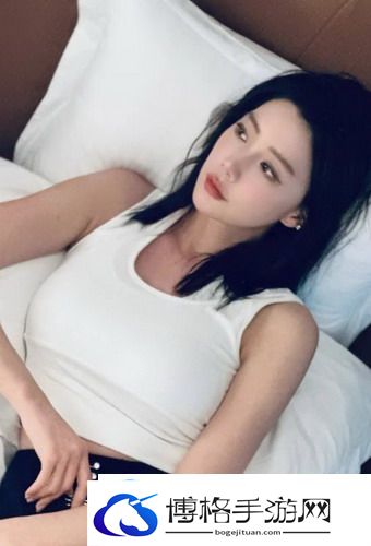 和平精英特斯拉载具充电桩互动彩蛋引发热议，网友：真是游戏界的创意巅峰！