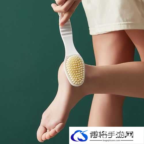 用刷子刷女特工脚底心：独特刺激的特工情节体验